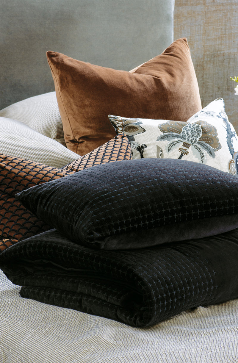 Petalo Black Comforter